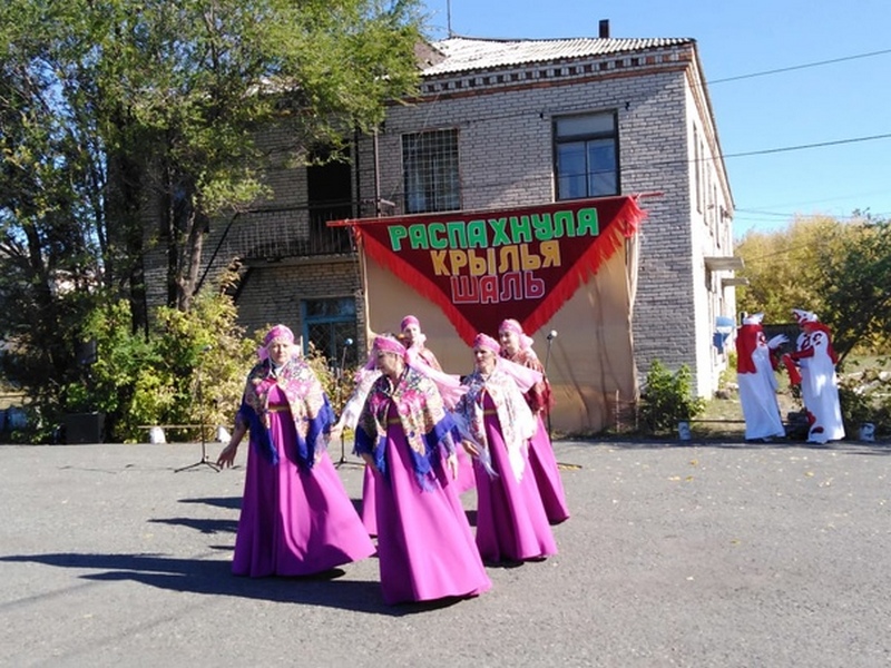 &amp;quot;Распахнула крылья шаль&amp;quot;.